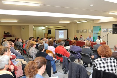Unas ochenta personas han asistido a la charla sobre las masías de Rubí (foto: Localpres).