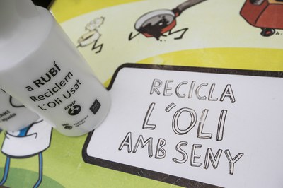 "Rubiclak" busca que la ciudadanía recicle el aceite de cocina y no lo tire al desagüe (foto: Ayuntamiento de Rubí - Localpres).