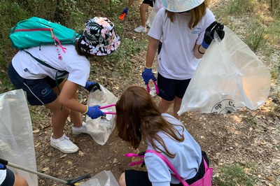 Los alumnos y las alumnas están debidamente equipados para poder realizar las actuaciones de limpieza (foto: Ayuntamiento de Rubí).