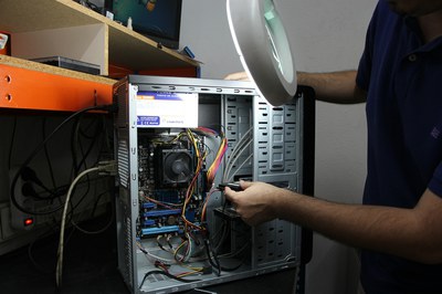 Durante uno de los ECOtalleres, los asistentes aprenderán a reparar y a realizar el mantenimiento de un ordenador.