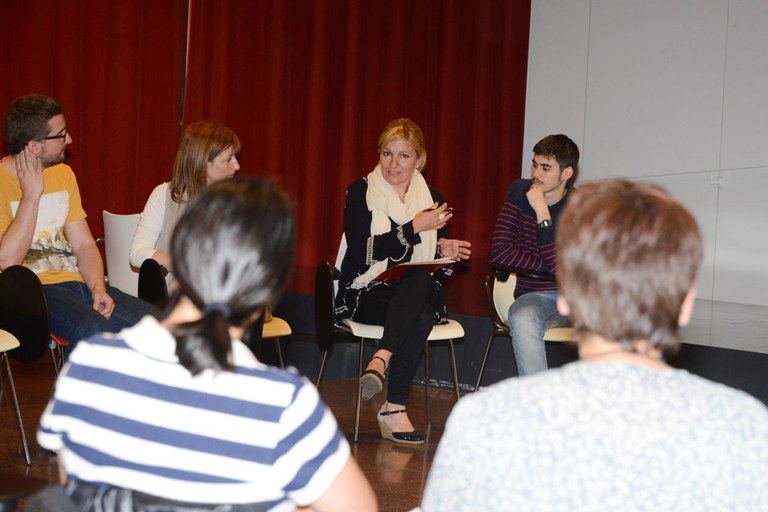 La alcaldesa, dirigiendo unas palabras a los asistentes a la jornada formativa (foto: Localpres)