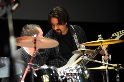 Araujo y Fortuny, en un momento de la actuación en el Centre Cívic del Pinar: La Cruïlla (foto: Lídia Larrosa).