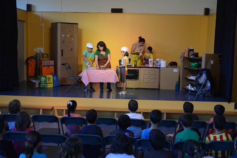 Representación teatral en la Escola Ca n'Alzamora (foto: Localpres) 