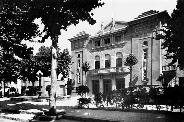 Plaza Salmeron en el momento de su inauguración (Fondo Puig Gairalt. Archivo del Col·legi d'Arquitectes de Catalunya)
