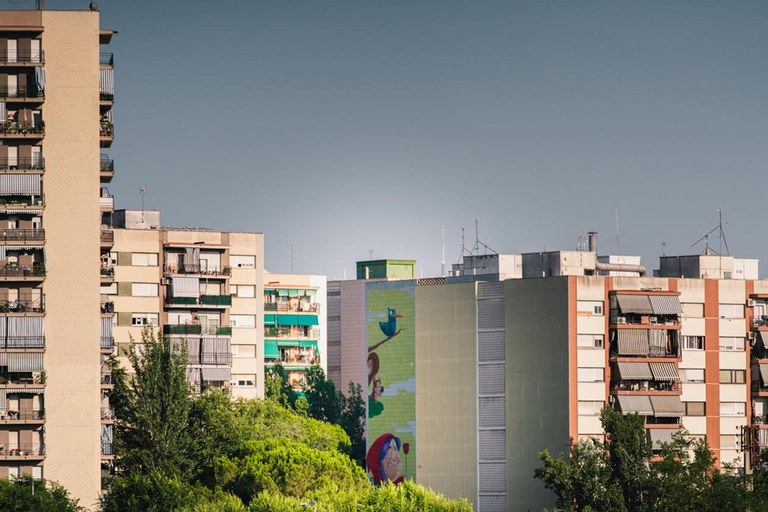 Mural de la plaza de la Constitució desde la distancia