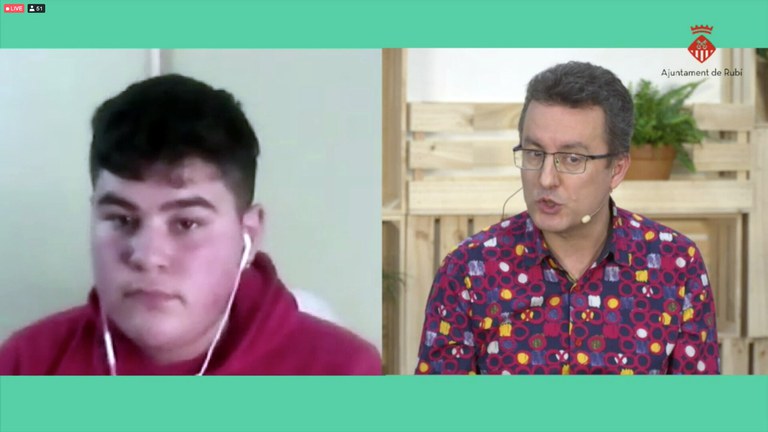 Andrés Medrano Muñoz respondiendo preguntas de los jóvenes