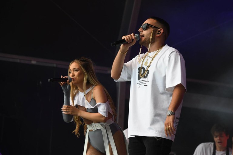 Ana Mena i Rocco Hunt (foto: Ayuntamiento de Rubí – Localpres)