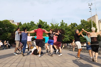 Baile de sardanas (foto: Ayuntamiento de Rubí).