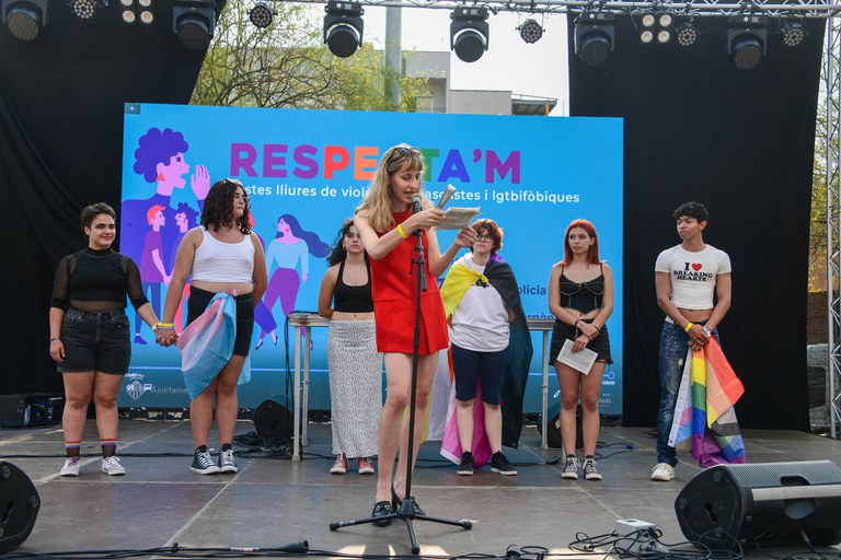 Lectura del manifiesto del Día Internacional del Orgullo LGTBI (foto: Ayuntamiento de Rubí - Localpres)