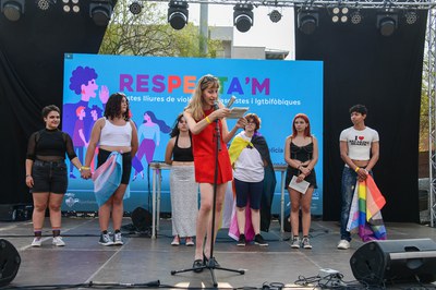 Lectura del manifiesto del Día Internacional del Orgullo LGTBI (foto: Ayuntamiento de Rubí - Localpres).