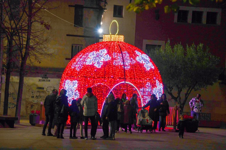 Bola de Navidad en la pl. Doctor Guardiet (foto: Ayuntamiento de Rubí - Localpres)